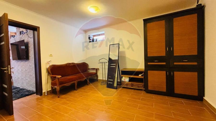 Apartament cu 4 camere decomandat, mobilat în Lazu