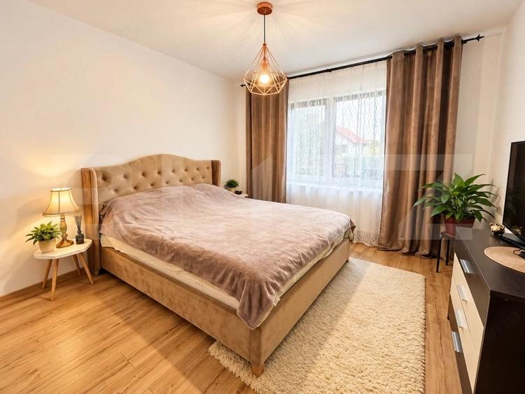 Casă cu 7 camere cu Teren 430 Mp în Cristești