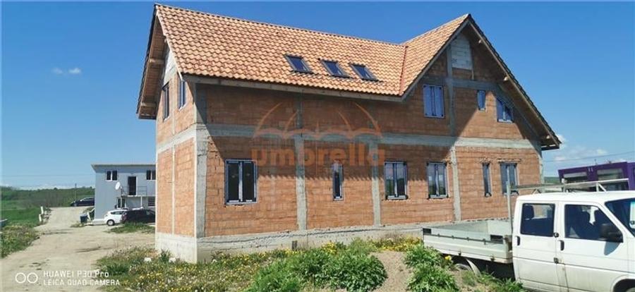 Casă individuală cu 19 camere cu Canalizare în Iclod