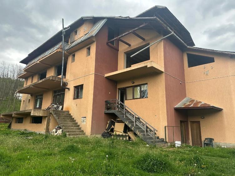 Casă individuală cu 16 camere cu Teren 5000 Mp în Malu Vârtop
