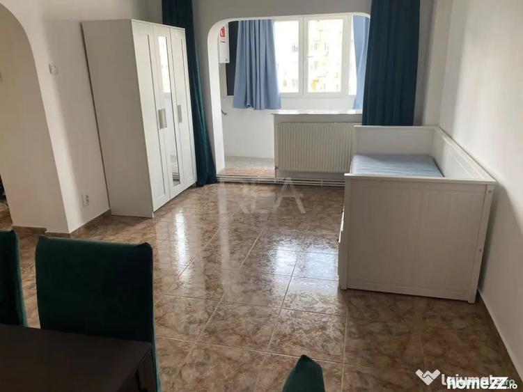Apartament cu 4 camere semidecomandat în Văcăresti