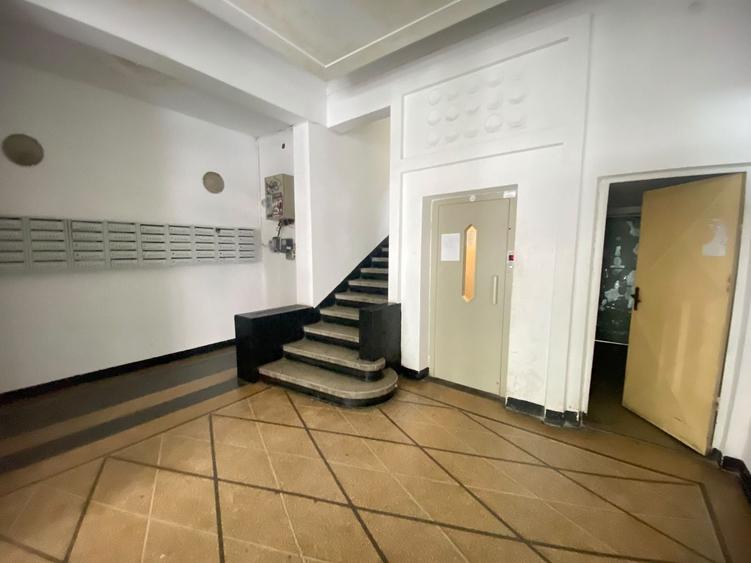 Apartament cu 3 camere semidecomandat, mobilat în Dacia