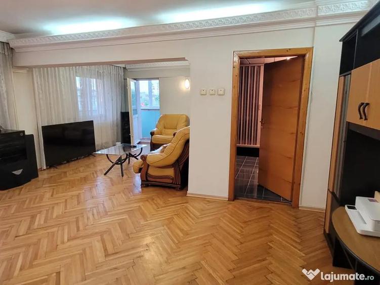 Apartament cu 5 camere decomandat în Păcii