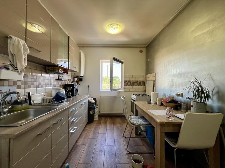 Apartament cu 3 camere semidecomandat, mobilat în UMT