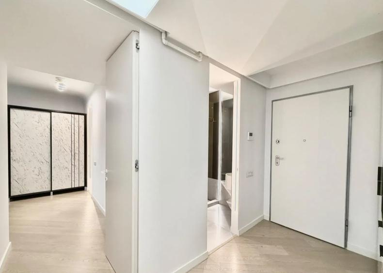 Apartament cu 3 camere semidecomandat în Pipera