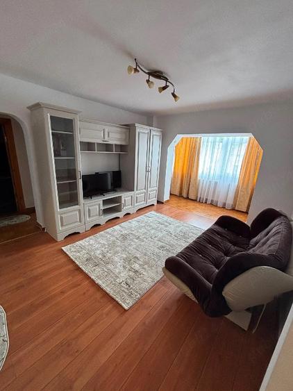 Apartament cu 3 camere semidecomandat în Fălticeni