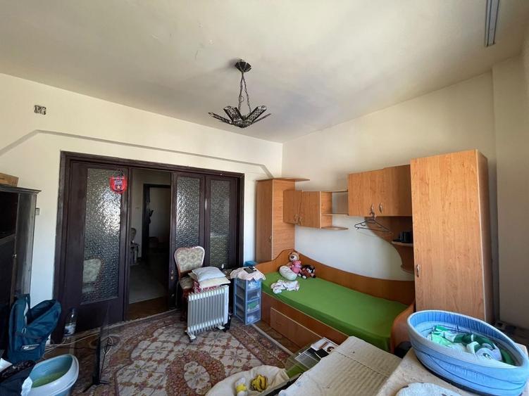 Apartament cu 4 camere, mobilat în Calea Victoriei