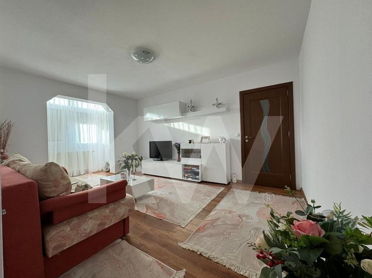 Apartament cu 3 camere semidecomandat, mobilat în Mihai Viteazul