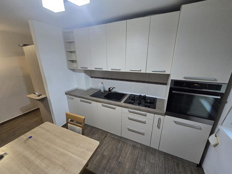Apartament cu 2 camere semidecomandat, mobilat în Girocului