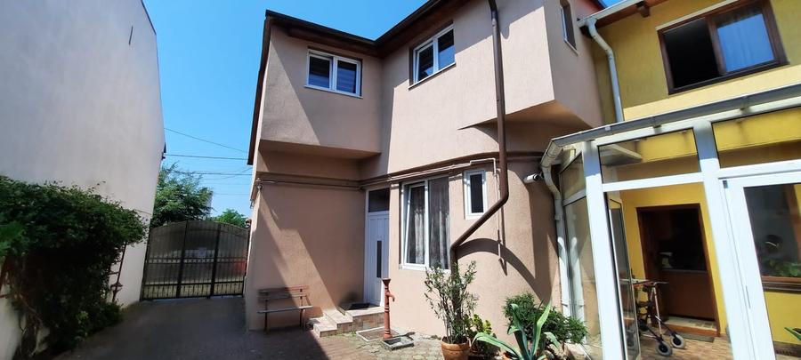 Casă individuală cu 7 camere cu Canalizare în Central