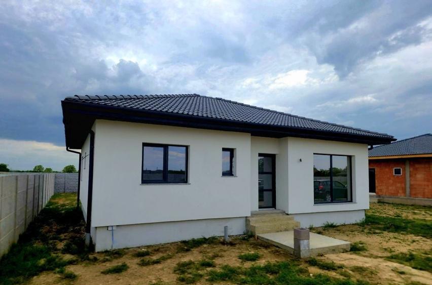 Casă individuală cu 3 camere cu Canalizare în Lazuri