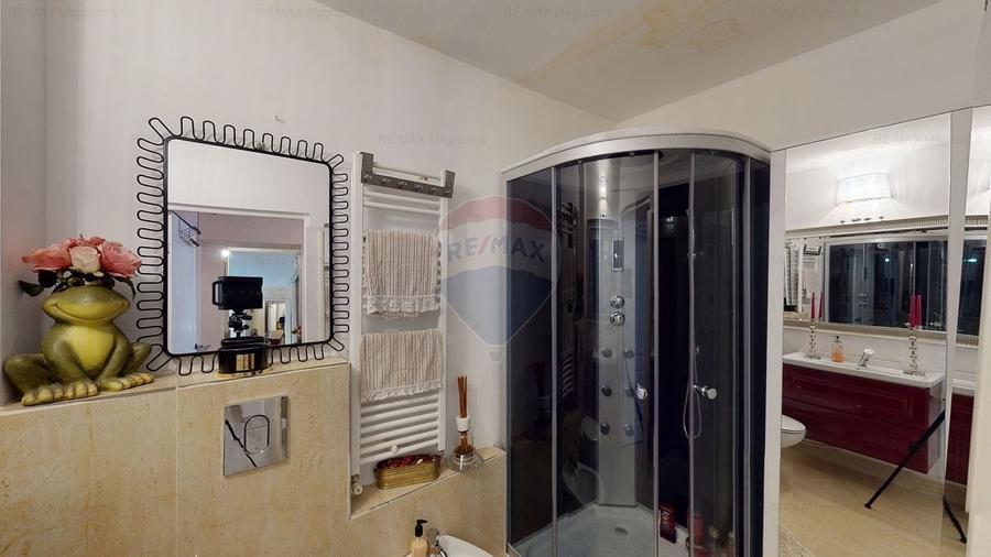 Casă individuală cu 8 camere cu Teren 179 Mp în Universitate
