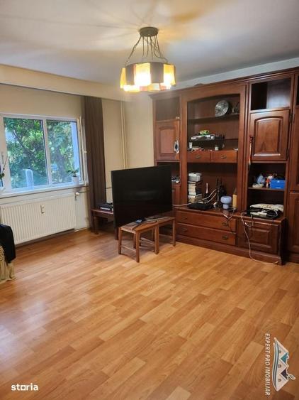 Apartament cu 3 camere decomandat în Drumul Sării
