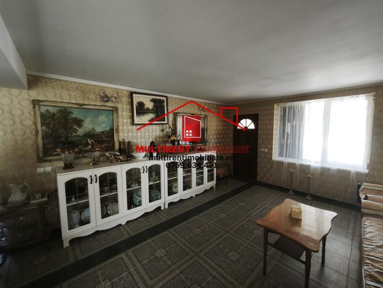 Casă individuală cu 8 camere cu Canalizare în Ultracentral