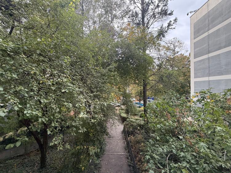 Apartament cu 4 camere decomandat în Titan