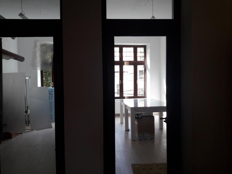 Casă individuală cu 16 camere cu Teren 457 Mp în Central