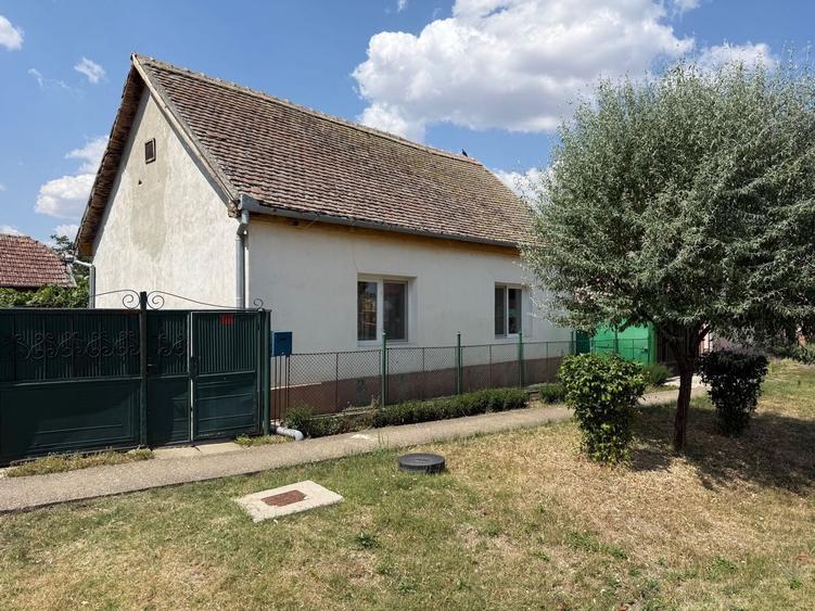 Casă individuală cu 3 camere cu Canalizare în Jebel