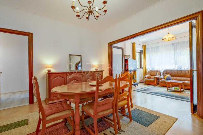 Apartament cu 5 camere semidecomandat, mobilat în Polonă