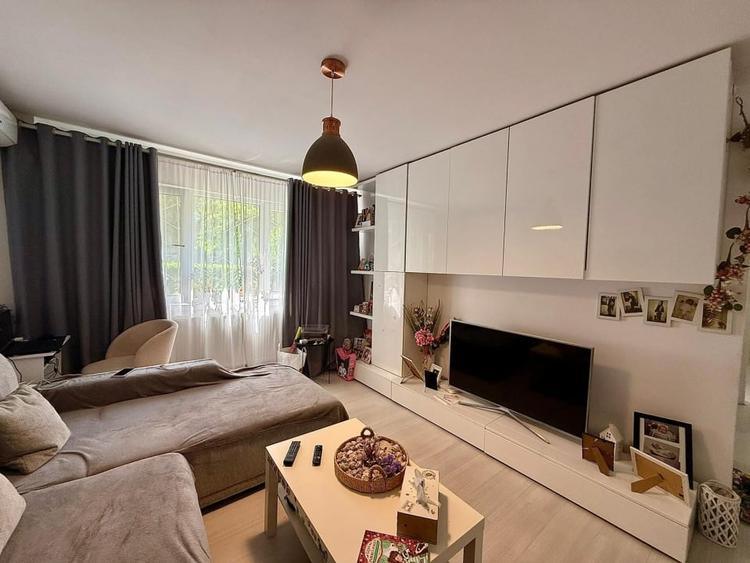 Apartament cu 3 camere semidecomandat, mobilat în Craiovița Nouă