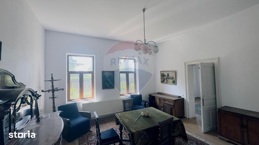 Casă cu 6 camere cu Teren 3300 Mp în Central