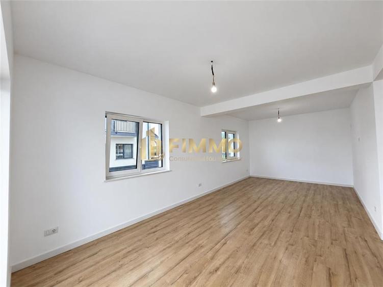 Duplex cu 4 camere cu Canalizare în Ipotești