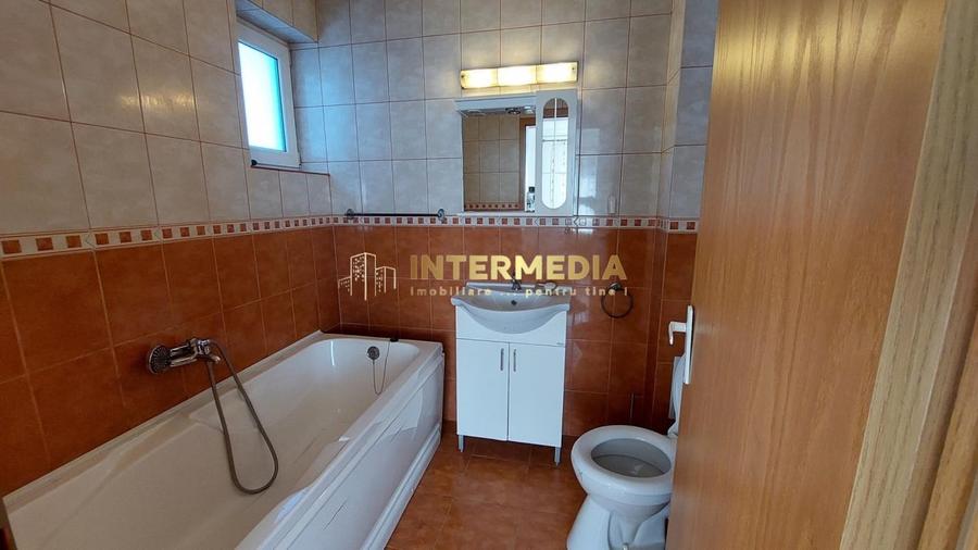 Apartament cu 3 camere decomandat, mobilat în Cetate