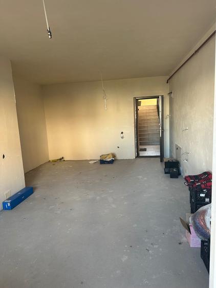 Apartament cu 3 camere semidecomandat în Florești