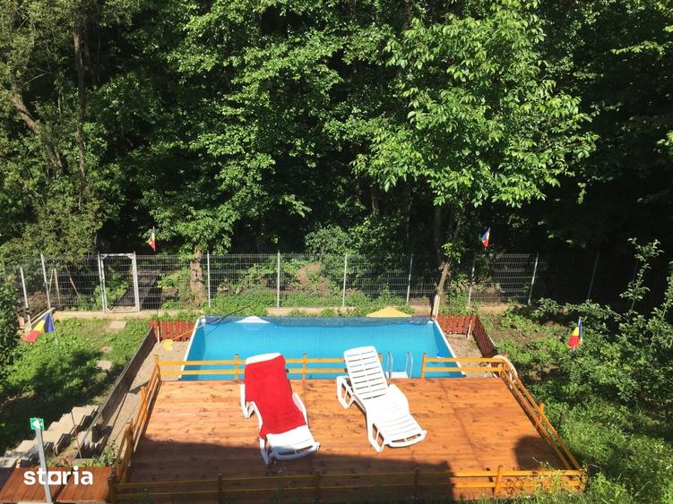 Casă cu 6 camere cu Teren 1629 Mp în Plopu