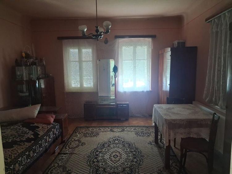 Casă cu 4 camere în Turnișor
