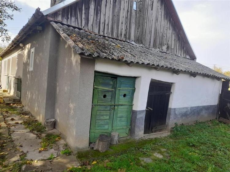 Casă cu 2 camere cu Teren 4960 Mp în Crestur