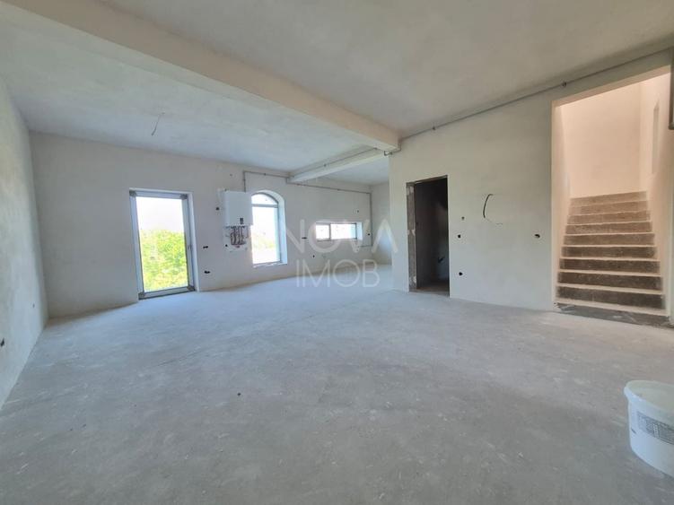 Duplex cu 5 camere cu Canalizare în Șura Mică