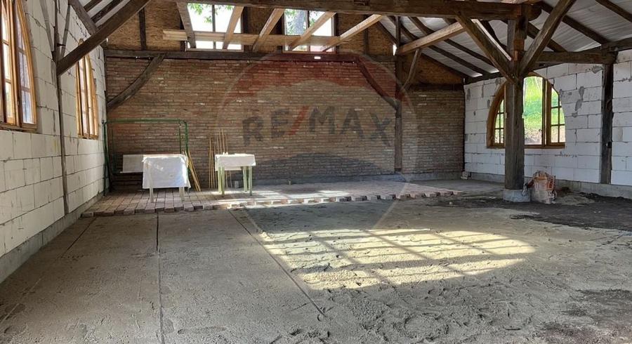 Casă individuală cu 4 camere cu Teren 8514 Mp în Romanești