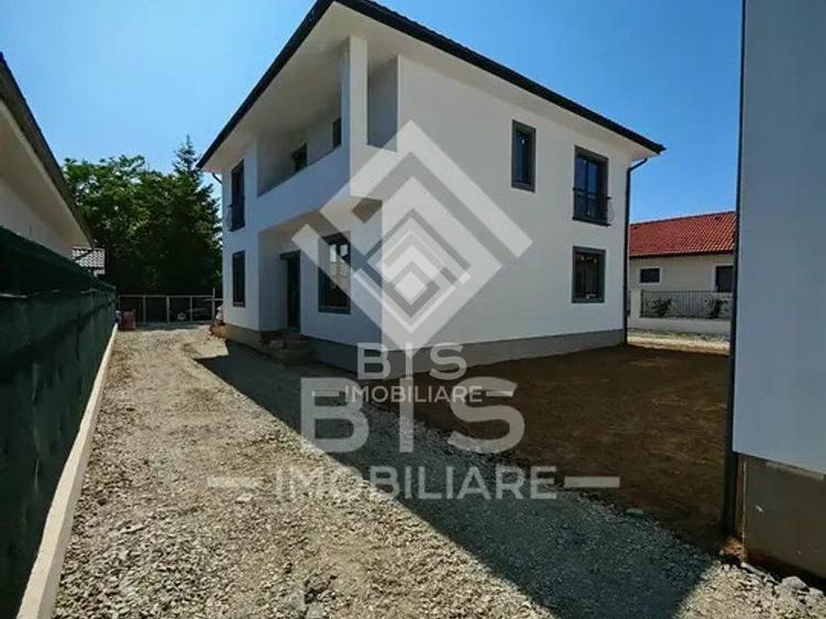 Casă individuală cu 6 camere cu Canalizare în Ultracentral