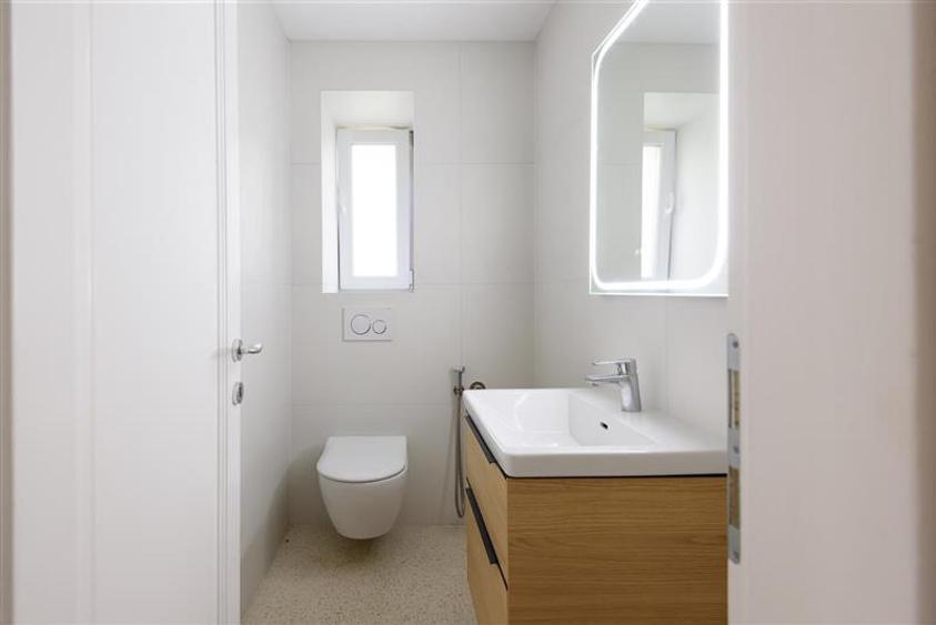 Casă individuală cu 6 camere cu Canalizare în Central