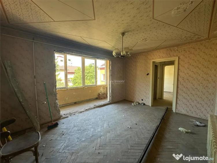 Apartament cu 3 camere semidecomandat în Central