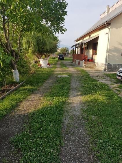 Casă cu 7 camere cu Teren 1450 Mp în Stupini