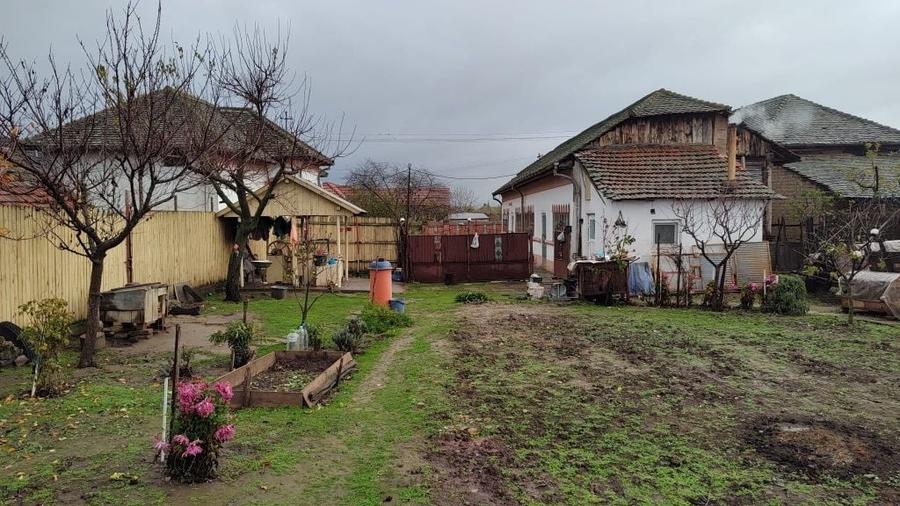 Casă cu 4 camere în Basarabi