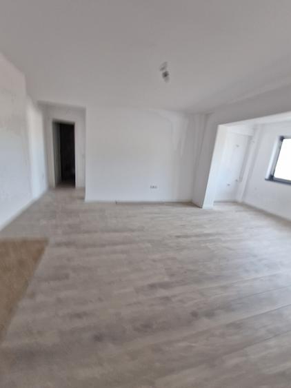 Apartament cu 3 camere semidecomandat în Brâncoveanu