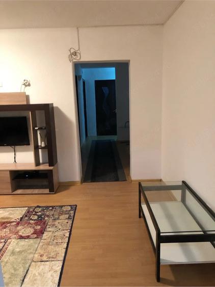 Apartament cu 4 camere semidecomandat, mobilat în Tomis Nord