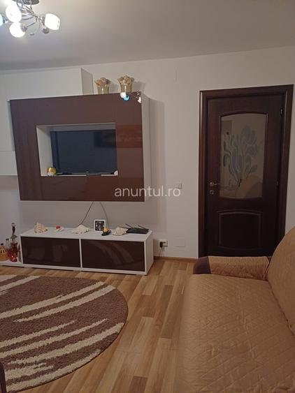 Apartament cu 3 camere semidecomandat în Rahova