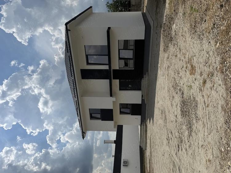 Casă cu 5 camere cu Teren 450 Mp în Bradu