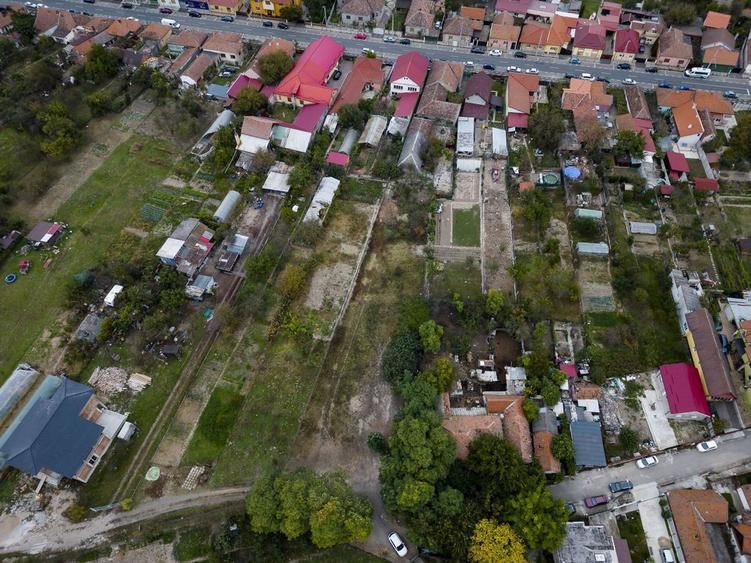 Teren de 2012 mp, în Ghiroda
