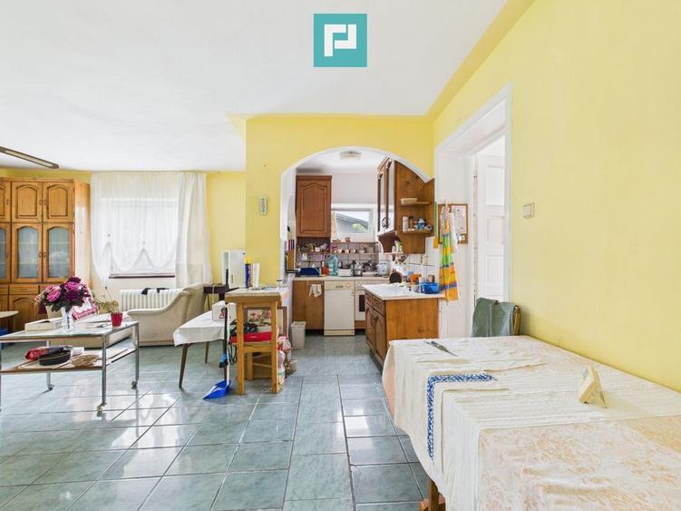 Casă cu 4 camere cu Teren 4300 Mp în Groși