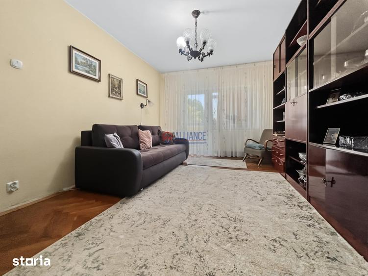 Apartament cu 3 camere decomandat în Delfinariu