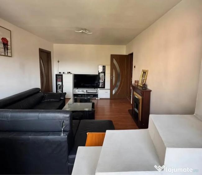 Apartament cu 3 camere semidecomandat în Craiovița Nouă