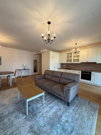 Apartament cu 4 camere decomandat, mobilat în Băneasa