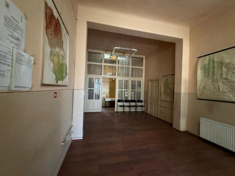 Casă individuală cu 7 camere cu Canalizare în Ultracentral