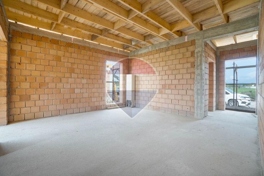 Casă individuală cu 4 camere cu Teren 450 Mp în Est