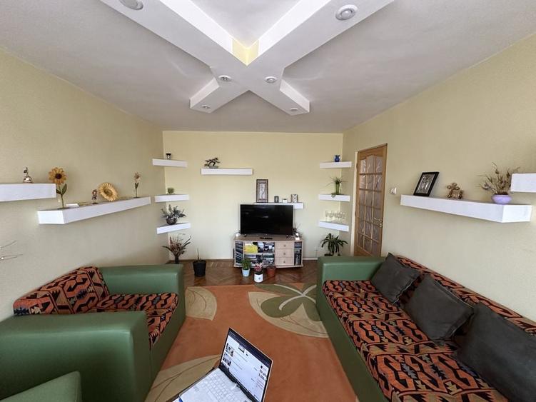 Apartament cu 3 camere decomandat în Sud