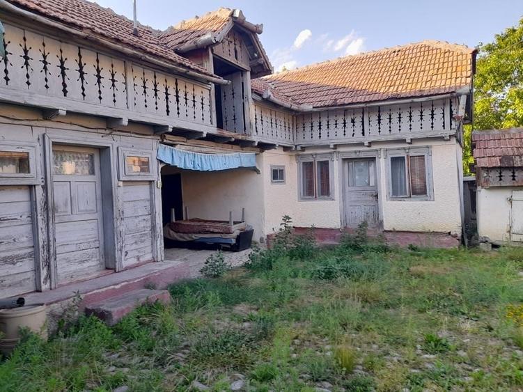 Casă cu 4 camere în Cașin